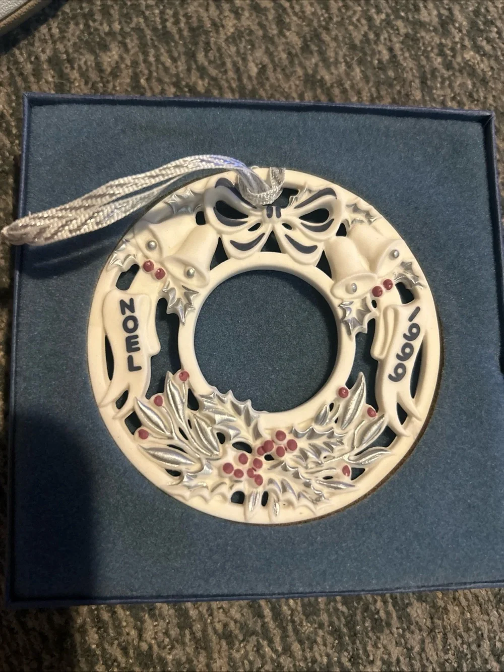 Wedgwood England Christmas Ornament Wreath 1999 Annual Silver Blue & Berry New